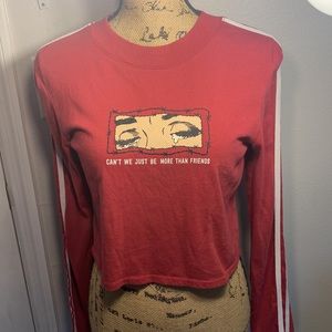 Long-sleeved oversized cropped graphic tee in Red with strips on the side.